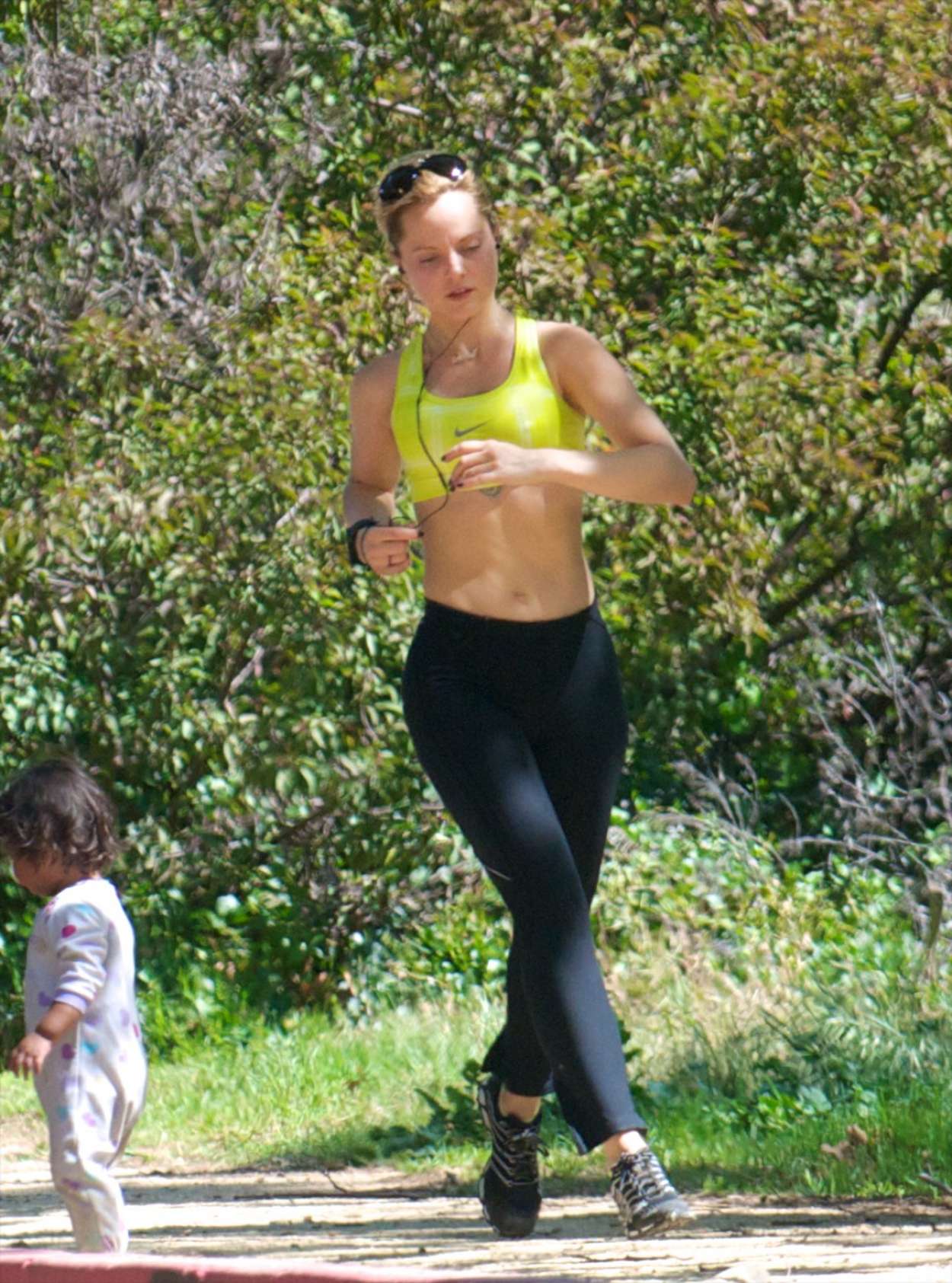 Mena Suvari Wear Tights while Jogging in Hollywood